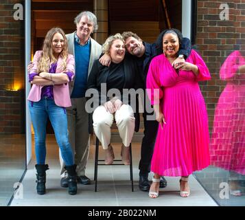 London, Großbritannien. Februar 2020. Die Besetzung von "Hairspray the Musical" posiert für Fotos vor der Eröffnung des Musicals am 23. April L an R Rita Simons, Paul Merton, Lizzie Bea, Michael Ball und Marisha Wallace. Paul Merton wird sein West End Debüt als Wilbur Turnblad geben. Kredit: Tommy London/Alamy Live News Stockfoto