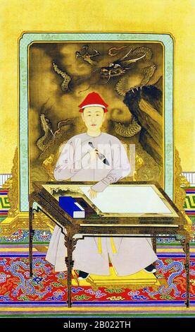 Kaiser Kangxi (4. Mai 1654 - 20. Dezember 1722) war von 1661 bis 1722 der vierte Feldherr der Qing-Dynastie und der zweite Qing-Kaiser, der über China Proper regierte. Kangxis Herrschaft von 61 Jahren macht ihn zum am längsten regierenden chinesischen Kaiser der Geschichte (obwohl sein Enkel, der Qianlong Kaiser, die längste Zeit de facto hatte) und zu einem der am längsten regierenden Machthaber der Welt. Nachdem er jedoch im Alter von sieben Jahren auf den Thron aufgestiegen war, war er bis später nicht der effektive Machthaber, wobei diese Rolle sechs Jahre lang von vier Regenten und seiner Großmutter, der Großkönigin, vorübergehend erfüllt Wurde Stockfoto