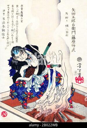 Japan: The 47 Ronin or loyal Retainers, No. 13: Yada Goroemon Suketake/Yata Goroemon Suketake, sich an einem Feuer erwärmen. Ukiyo-e Holzschnitt von Tsukioka Yoshitoshi (1839-1892), 1869. Die Rache der siebenundvierzig Ronin, auch bekannt als die siebenundvierzig Samurai, die Akō-Vendetta oder der Genroku-Akō-Vorfall, fand zu Beginn des 18. Jahrhunderts in Japan statt. Ein bekannter japanischer Gelehrter beschrieb die Geschichte als „nationale Legende“ des Landes. Es erzählt den berühmtesten Fall des Samurai-Ehrenkodex, bushidō. Stockfoto