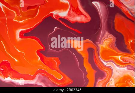 Handgefertigte marmorierte Hintergrundtextur aus roten Farben Stockfoto