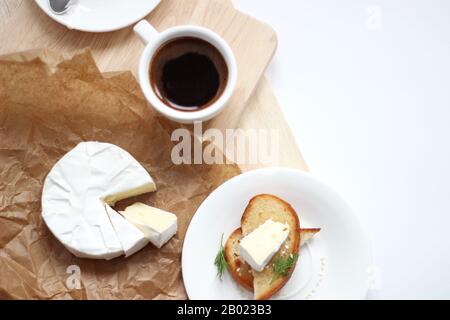 Overhead-Blick auf das Frühstück mit Frischem Kaffee, serviert mit Toast und Käsebrie. Stockfoto