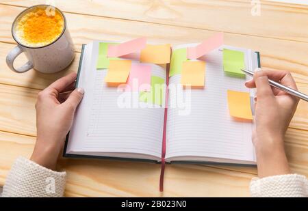 Tagesplanung mit farbigen Aufklebern im Notizbuch Stockfoto