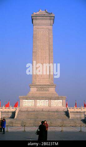 Das Denkmal für die Volkshelden wurde 1958 errichtet. Der Sockel des Denkmals zeigt Basreliefe von Schlüsselereignissen in der chinesischen Revolutionsgeschichte. Die Hauptsäule ist mit Kalligraphie von Mao Zedong und Zhou Enlai verziert. Der zehnstöckige Obelisk wurde als Nationaldenkmal der Volksrepublik China für die Märtyrer des revolutionären Kampfes im 19. Und 20. Jahrhundert aufgestellt. Der Platz des Himmlischen Friedens ist der drittgrößte öffentliche Platz der Welt und umfasst 100 Hektar. Es wurde sowohl während der Ming- als auch der Qing-Dynastie als öffentlicher Treffpunkt genutzt. Der Platz ist das politische Herz von Mo Stockfoto