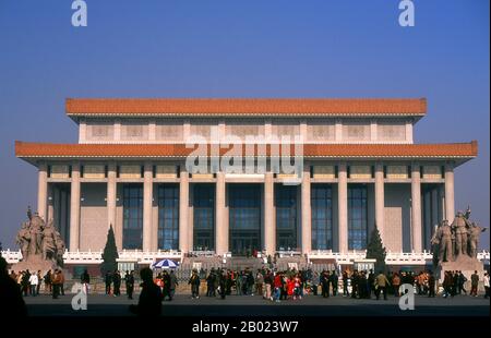 Der Vorsitzende Mao Memorial Hall (Chinesisch vereinfacht: 毛主席纪念堂; Chinesisch traditionell: 毛主席紀念堂; Pinyin: Máo Zhǔxí Jìniàntáng), im Allgemeinen bekannt als Mausoleum von Mao Zedong oder Mao Mausoleum, ist die letzte Ruhestätte von Mao Zedong, Vorsitzender des Politbüros der Kommunistischen Partei Chinas ab 1943 und Vorsitzender des Zentralkomitees der Kommunistischen Partei Chinas von 1945 bis zu seinem Tod 1976. Mao Zedong, auch als Mao Tse-tung (26. Dezember 1893 - 9. September 1976) transliteriert, war ein chinesischer kommunistischer Revolutionär, Guerilla-Kriegsstratege, Autor, politischer Theoretiker und Leiter Stockfoto