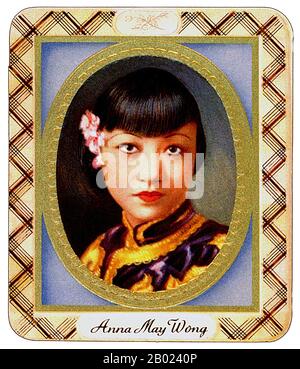 China/USA: Anna May Wong (3. Januar 1905 – 3. Februar 1961), chinesisch-amerikanische Filmstar. Deutsche Zigarettenkarte, um 1935. Anna May Wong war eine US-amerikanische Schauspielerin, die erste chinesisch-amerikanische Filmstar und die erste asiatische Amerikanerin, die ein internationaler Star wurde. Ihre lange und abwechslungsreiche Karriere umfasste Stummfilm- und Tonfilm, Fernsehen, Bühne und Radio. Wong wurde in der Nähe von Chinatown in Los Angeles als Kind chinesisch-amerikanischer Eltern der zweiten Generation geboren und verliebte sich in die Filme und begann schon früh mit der Schauspielerei. Während der Stummfilmzeit spielte sie 1922 in The toll of the Sea. Stockfoto
