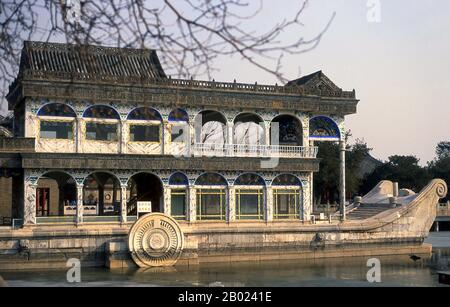 Das Marmorboot (Chinesisch: 石舫; pinyin: Shí Fǎng), auch bekannt als das Boot der Reinheit und Leichtigkeit (Qing Yan Fǎng) ist ein Pavillon am See auf dem Gelände des Sommerpalastes. Es wurde erstmals im Jahre 1755 während der Herrschaft des Qianlong-Kaiser errichtet. Der ursprüngliche Pavillon wurde aus einem Sockel aus großen Steinblöcken gefertigt, die einen in traditionellem chinesischen Design gefertigten Holzüberbau unterstützten. Der Sommerpalast (Yiheyuan) entstand ursprünglich während der Ming-Dynastie, wurde aber in seiner heutigen Form von Qing-Kaiser Qianlong (r. 1736 - 1795). Es ist jedoch Qianlongs Mutter, die Qing Dowager Empress C Stockfoto