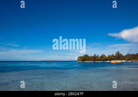 GAN ist die südlichste Insel des Addu-Atolls sowie die südlichste Insel der Malediven. Sie ist nach Maldive-Standards relativ groß. GAN Island ist nach Hithadhoo die zweitgrößte Insel des Atolls und hat eine Fläche von 2,2561 Quadratkilometer (0,87 sq mi). GAN Island war früher bewohnt, aber seine Bewohner wurden nach dem Bau der britischen Marine und des Luftwaffenstützpunkts auf Nachbarinseln verlegt. Asiens kleinste und am wenigsten bekannte Nation, die Republik Malediven, liegt verstreut von Nord nach Süd über einen 750 Kilometer langen Lauf des Indischen Ozeans 500 Kilometer südwestlich von Sri Lanka Stockfoto