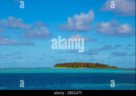 GAN ist die südlichste Insel des Addu-Atolls sowie die südlichste Insel der Malediven. Sie ist nach Maldive-Standards relativ groß. GAN Island ist nach Hithadhoo die zweitgrößte Insel des Atolls und hat eine Fläche von 2,2561 Quadratkilometer (0,87 sq mi). GAN Island war früher bewohnt, aber seine Bewohner wurden nach dem Bau der britischen Marine und des Luftwaffenstützpunkts auf Nachbarinseln verlegt. Asiens kleinste und am wenigsten bekannte Nation, die Republik Malediven, liegt verstreut von Nord nach Süd über einen 750 Kilometer langen Lauf des Indischen Ozeans 500 Kilometer südwestlich von Sri Lanka Stockfoto