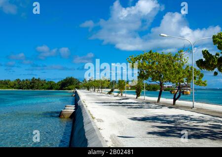 GAN ist die südlichste Insel des Addu-Atolls sowie die südlichste Insel der Malediven. Sie ist nach Maldive-Standards relativ groß. GAN Island ist nach Hithadhoo die zweitgrößte Insel des Atolls und hat eine Fläche von 2,2561 Quadratkilometer (0,87 sq mi). GAN Island war früher bewohnt, aber seine Bewohner wurden nach dem Bau der britischen Marine und des Luftwaffenstützpunkts auf Nachbarinseln verlegt. Asiens kleinste und am wenigsten bekannte Nation, die Republik Malediven, liegt verstreut von Nord nach Süd über einen 750 Kilometer langen Lauf des Indischen Ozeans 500 Kilometer südwestlich von Sri Lanka Stockfoto