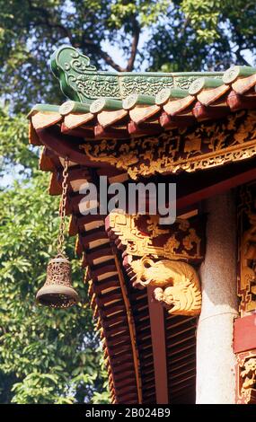 Liurong Si (Tempel der Sechs Banyan-Bäume) wurde vor über 1.400 Jahren gegründet. Die Bäume, die den Dichter und Kalligraphen Su Dongpo aus dem 11. Jahrhundert dazu inspirierten, den Tempel zu benennen, sind inzwischen gestorben. Alles überblickend ist die Hua Ta (Blumenpagode), ein schlankes Relikt der Song-Dynastie, erbaut 1097. Stockfoto