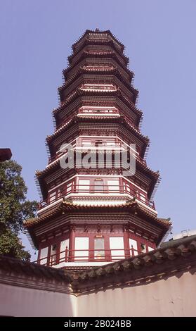 Liurong Si (Tempel der Sechs Banyan-Bäume) wurde vor über 1.400 Jahren gegründet. Die Bäume, die den Dichter und Kalligraphen Su Dongpo aus dem 11. Jahrhundert dazu inspirierten, den Tempel zu benennen, sind inzwischen gestorben. Alles überblickend ist die Hua Ta (Blumenpagode), ein schlankes Relikt der Song-Dynastie, erbaut 1097. Stockfoto