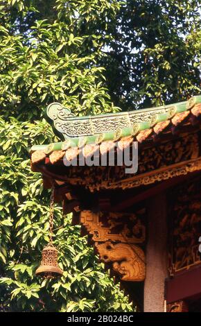 Liurong Si (Tempel der Sechs Banyan-Bäume) wurde vor über 1.400 Jahren gegründet. Die Bäume, die den Dichter und Kalligraphen Su Dongpo aus dem 11. Jahrhundert dazu inspirierten, den Tempel zu benennen, sind inzwischen gestorben. Alles überblickend ist die Hua Ta (Blumenpagode), ein schlankes Relikt der Song-Dynastie, erbaut 1097. Stockfoto