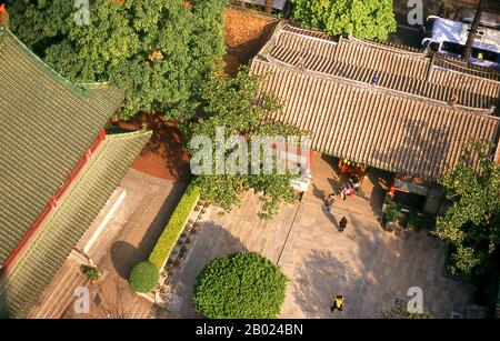 Liurong Si (Tempel der Sechs Banyan-Bäume) wurde vor über 1.400 Jahren gegründet. Die Bäume, die den Dichter und Kalligraphen Su Dongpo aus dem 11. Jahrhundert dazu inspirierten, den Tempel zu benennen, sind inzwischen gestorben. Alles überblickend ist die Hua Ta (Blumenpagode), ein schlankes Relikt der Song-Dynastie, erbaut 1097. Stockfoto