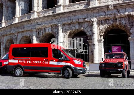 Vor dem Kolosseum geparktes italienisches Feuerwehrauto. Rom, Italien, Europa Stockfoto