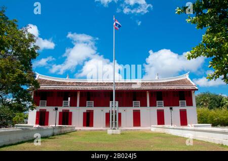 Das Gebäude des Songkhla-Nationalmuseums wurde ursprünglich 1878 erbaut und war die Residenz des stellvertretenden Gouverneurs von Songkhla, Phraya Suntharanuraksa. Es wurde im südthailändischen Baustil erbaut. Der Name Songkhla ist eigentlich die thailändische Korruption in Singgora (Jawi: سيڠڬورا); sein ursprünglicher Name bedeutet "Stadt der Löwen" auf Malaiisch. Dies bezieht sich auf einen lionförmigen Berg in der Nähe der Stadt Songkhla. Songkhla war Sitz eines alten malaiischen Königreichs mit starkem Srivijayan-Einfluss. In der Antike (200 n. - 1400 n. Chr.) bildete Songkhla die nördliche Extremität des malaiischen Königreichs Langkasuk Stockfoto