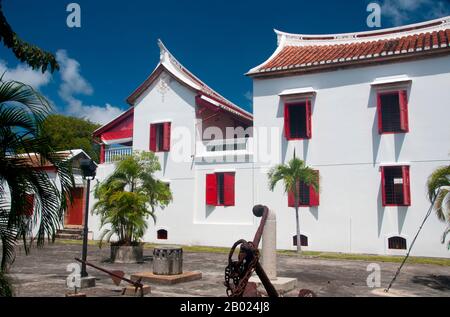 Das Gebäude des Songkhla-Nationalmuseums wurde ursprünglich 1878 erbaut und war die Residenz des stellvertretenden Gouverneurs von Songkhla, Phraya Suntharanuraksa. Es wurde im südthailändischen Baustil erbaut. Der Name Songkhla ist eigentlich die thailändische Korruption in Singgora (Jawi: سيڠڬورا); sein ursprünglicher Name bedeutet "Stadt der Löwen" auf Malaiisch. Dies bezieht sich auf einen lionförmigen Berg in der Nähe der Stadt Songkhla. Songkhla war Sitz eines alten malaiischen Königreichs mit starkem Srivijayan-Einfluss. In der Antike (200 n. - 1400 n. Chr.) bildete Songkhla die nördliche Extremität des malaiischen Königreichs Langkasuk Stockfoto