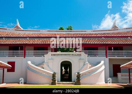 Das Gebäude des Songkhla-Nationalmuseums wurde ursprünglich 1878 erbaut und war die Residenz des stellvertretenden Gouverneurs von Songkhla, Phraya Suntharanuraksa. Es wurde im südthailändischen Baustil erbaut. Der Name Songkhla ist eigentlich die thailändische Korruption in Singgora (Jawi: سيڠڬورا); sein ursprünglicher Name bedeutet "Stadt der Löwen" auf Malaiisch. Dies bezieht sich auf einen lionförmigen Berg in der Nähe der Stadt Songkhla. Songkhla war Sitz eines alten malaiischen Königreichs mit starkem Srivijayan-Einfluss. In der Antike (200 n. - 1400 n. Chr.) bildete Songkhla die nördliche Extremität des malaiischen Königreichs Langkasuk Stockfoto