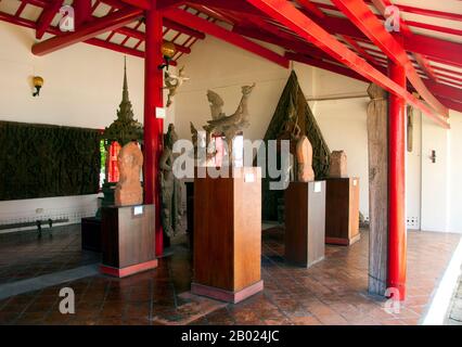 Das Gebäude des Songkhla-Nationalmuseums wurde ursprünglich 1878 erbaut und war die Residenz des stellvertretenden Gouverneurs von Songkhla, Phraya Suntharanuraksa. Es wurde im südthailändischen Baustil erbaut. Der Name Songkhla ist eigentlich die thailändische Korruption in Singgora (Jawi: سيڠڬورا); sein ursprünglicher Name bedeutet "Stadt der Löwen" auf Malaiisch. Dies bezieht sich auf einen lionförmigen Berg in der Nähe der Stadt Songkhla. Songkhla war Sitz eines alten malaiischen Königreichs mit starkem Srivijayan-Einfluss. In der Antike (200 n. - 1400 n. Chr.) bildete Songkhla die nördliche Extremität des malaiischen Königreichs Langkasuk Stockfoto