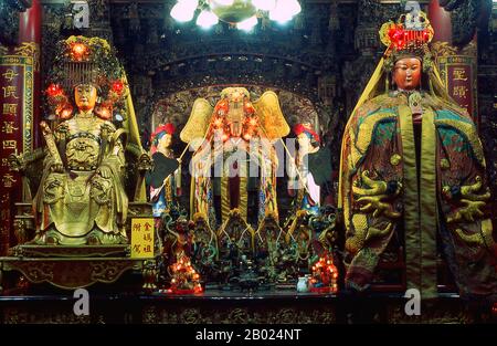 Der Tempel der Nantien ist Matsu, der Meeresgottheit, gewidmet. Mazu (Wade-Giles: Matsu, Vietnamesisch: Ma To) ist die indigene Meeresgottheit, die Fischer und Seeleute schützen soll und sich als Schutzpatronin aller südchinesischen und ostasiatischen Personen beruft. Als Lin Moniang in Fujian um 960 v. Chr. geboren, begann die Anbetung Mazu um die Ming-Dynastie, als viele ihr geweihte Tempel in ganz Festlandchina errichtet wurden, die sich später auf andere Länder mit überseeischer chinesischer Bevölkerung ausweiteten. Mazu wird in den südöstlichen Küstengebieten Chinas und des angrenzenden Gebietes weithin verehrt Stockfoto