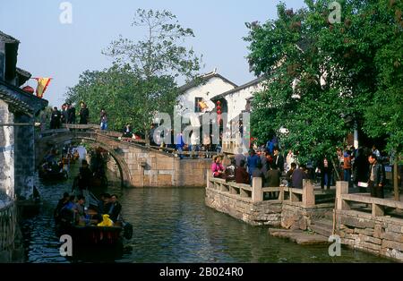 Zhouzhuang ist eine der bekanntesten Wassergemeinden Chinas und stammt aus der Zeit der Frühlings- und Herbstannalen (770 v. u. z. - 476 v. z.). Die meisten der alten, die man heute gesehen hat, wurden in der Tat während der Ming- oder Qing-Zeit gebaut. Stockfoto