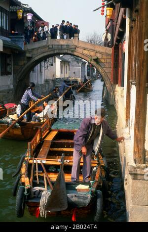 Zhouzhuang ist eine der bekanntesten Wassergemeinden Chinas und stammt aus der Zeit der Frühlings- und Herbstannalen (770 v. u. z. - 476 v. z.). Die meisten der alten, die man heute gesehen hat, wurden in der Tat während der Ming- oder Qing-Zeit gebaut. Stockfoto