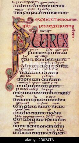 Die Evangelien von Lindisfarne sind ein illuminiertes Evangelienbuch, das um das Jahr 700 CE in einem Kloster auf Lindisfarne Island vor der Küste von Northumberland produziert wurde. Sie ist heute in der British Library in London ausgestellt. Das Manuskript ist eines der besten Werke im einzigartigen Stil der hibernosächsischen oder insularen Kunst, die mediterrane, angelsächsische und keltische Elemente vereint. Die Evangelien von Lindisfarne sind vermutlich das Werk eines Mönch namens Eadfrith, der 698 Bischof von Lindisfarne wurde und 721 starb. Die aktuelle Gelehrtenförderung gibt ein Datum um 715 an, und es wird angenommen, dass sie produziert wurden Stockfoto