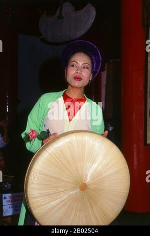 Vietnam: Sänger mit einem traditionellen vietnamesischen Orchester im Van Mieu (Tempel der Literatur), Hanoi. Vietnam hat eine lange Tradition von Musik und Theater, die indigene und ausländische Einflüsse verbindet. Die frühesten bekannten Instrumente sind die Froschtrommeln aus der Dong-Son-Zeit um 250 v. Chr.. Es folgte ein Jahrtausend der Eintauchen in die chinesischen kulturellen Traditionen, die immer noch sehr offensichtlich sind. 981, nach der Wiedererlangung der nationalen Unabhängigkeit, fiel König Le Dai Hanh in die benachbarte Champa ein und trug die königlichen Hoftänzer und Musiker zurück in seine Hauptstadt. Stockfoto