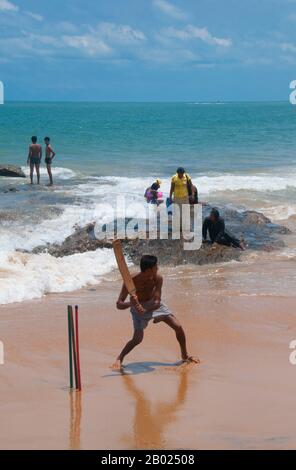 Cricket ist die beliebteste Sportart in Sri Lanka. Sri Lanka ist eine der zehn Nationen, die am Test-Cricket teilnehmen, und eine der fünf Nationen, die einen Cricket-Weltcup gewonnen haben. Cricket wird auf professionellem, semi-professionellem und entspannendem Niveau im Land gespielt und internationale Cricket-Spiele werden von einem großen Teil der Bevölkerung mit Interesse beobachtet. Cricket wurde zuerst von den Briten auf die Insel gebracht und soll dort erstmals um 1800 gespielt worden sein. Stockfoto