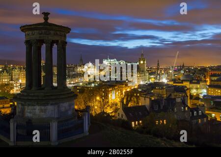 Die Aussicht vom Calton Hill über das Zentrum von Edinburgh in der Dämmerung an einem Herbstabend, Schottland Stockfoto