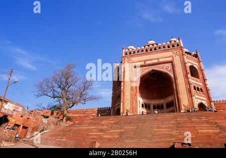 Buland Darwaza (Siegestor) ist in die Südwand der Gemeindemoschee, der Jama Masjid (Freitagsmoschee), eingelassen. Dieses beeindruckende Tor ist 54 Meter hoch und wurde 1576-1577, fünf Jahre nach der Fertigstellung der Moschee, hinzugefügt. Der "Sieg" erinnert an den erfolgreichen Gujarat-Wahlkampf von Kaiser Akbar. Fatehpur Sikri (die Siegesstadt) wurde in der zweiten Hälfte des 16. Jahrhunderts von Kaiser Akbar ((r. 1556-1605)). Sie war 10 Jahre lang die Hauptstadt des Mogherreiches. Stockfoto