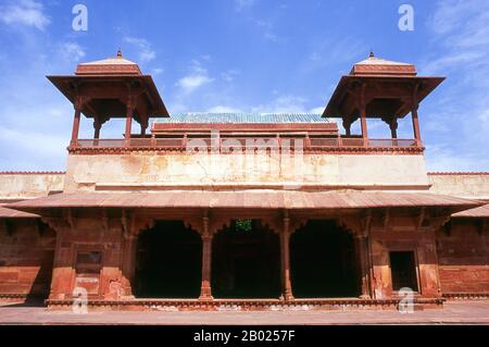 Fatehpur Sikri (die Siegesstadt) wurde in der zweiten Hälfte des 16. Jahrhunderts von Kaiser Akbar ((r. 1556-1605)). Sie war 10 Jahre lang die Hauptstadt des Mogherreiches. Stockfoto