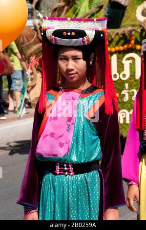 Thailand: Ein junges Lisu-Mädchen bei der Chiang Mai Flower Festival Parade in Chiang Mai, Nordthailand. Chiang Mai ist bekannt als „die Rose des Nordens“, aber sie blüht im Februar, gegen Ende der kühlen Jahreszeit. Jedes Jahr am ersten Wochenende im Februar wird das Chiang Mai Blumenfest eröffnet. Die Blumenbeete in den öffentlichen Bereichen der Stadt sind zu dieser Jahreszeit besonders schön. Überall gibt es wunderschöne Darstellungen von gelben und weißen Chrysanthemen und die Damaszener Rose, eine Sorte, die nur in Chiang Mai zu finden ist. Stockfoto