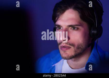 Programmentwickler Arbeitet Am Computer, Der Nachts Im Innenbereich Sitzt Stockfoto