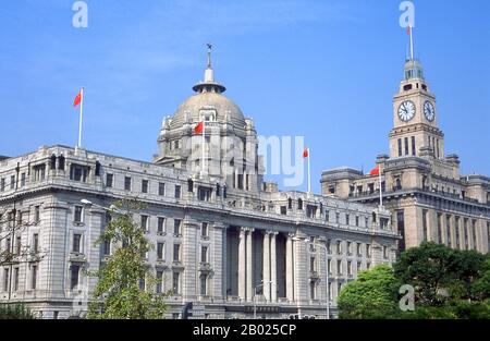 China: Das alte Gebäude der Hongkong und Shanghai Bank (links) und das alte Zollhaus (rechts), der Bund, Zhongshan Donglu, Shanghai. Der Bund (chinesisch Wàitān) ist ein Gebiet im Bezirk Huangpu im Zentrum von Shanghai. Das Gebiet liegt auf einem Abschnitt der Zhongshan Road (Ost-1 Zhongshan Road) innerhalb des ehemaligen Shanghai International Settlement, der entlang des westlichen Ufers des Huangpu River verläuft, gegenüber Pudong, im östlichen Teil des Huangpu District. Der Bund bezieht sich in der Regel auf die Gebäude und Anlegestellen auf diesem Abschnitt der Straße sowie einige angrenzende Bereiche. Stockfoto