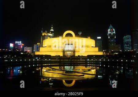 Das Shanghai-Museum beherbergt mehr als 120.000 Artefakte, die fast fünf Jahrtausende andauernder chinesischer Zivilisation darstellen. Das Gebäude wurde vom Shanghaier Architekten Xing Tonghe entworfen, um ein Ding- oder altes dreibeiniges Bronze-Gefäß darzustellen. Es enthält auch die heilige Geometrie von Yuanqiu, dem Rundaltar am Himmelstempel (Tiantan) in Peking, mit einem quadratischen Sockel (der die Erde repräsentiert), der von einem runden Überbau (der den Himmel darstellt) überragt wird. Es wurde 1996 fertiggestellt und verfügt über fünf Etagen mit einer Gesamtfläche von mehr als 39.200 m2. Shanghai begann das Leben als fis Stockfoto