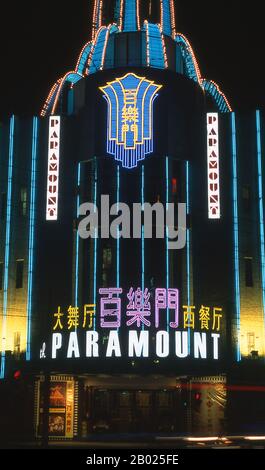 Die Paramount, die im Art Deco Stil von dem Architekten S. J. Young (楊錫謬 Yáng Xīmiù, 1899-1978) entworfen wurde, wurde 1933 von einer Gruppe chinesischer Bankiers fertiggestellt. Es lag abseits Der Bubbbling Well Road (heute Nanjing West Road), einer großen Unterhaltungsstraße und war ein Treffpunkt für die wohlhabende Elite der Shanghaier Gesellschaft. Der Ballsaal dauerte unter seinen ursprünglichen Eigentümern, bevor er 1936 in Konkurs ging. 1937 wurde sie in eine Taxi-Tanzhalle mit chinesischen Tanzhostessen umgebaut, die es bis 1949 blieb. Shanghai begann das Leben als Fischerdorf, später als Hafen, der Waren erhielt, wurde Th Stockfoto