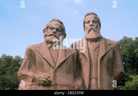 China: Karl Marx (5. Mai 1818 bis 14. März 1883) und Friedrich Engels (28. November 1820 bis 5. August 1895) Statue im Fuxing Park, Shanghai. Karl Heinrich Marx war ein deutscher Philosoph, Ökonom, Soziologe, Historiker, Journalist, und revolutionäre Sozialisten. Seine Ideen spielten eine wichtige Rolle bei der Etablierung der Sozialwissenschaften und der Entwicklung der sozialistischen Bewegung. Er gilt auch als einer der größten Ökonomen der Geschichte. Friedrich Engels war ein deutscher Sozialwissenschaftler, Autor, Politiktheoretiker, Philosoph und Vater der marxistischen Theorie, neben Karl Marx. Stockfoto