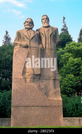 China: Karl Marx (5. Mai 1818 bis 14. März 1883) und Friedrich Engels (28. November 1820 bis 5. August 1895) Statue im Fuxing Park, Shanghai. Karl Heinrich Marx war ein deutscher Philosoph, Ökonom, Soziologe, Historiker, Journalist, und revolutionäre Sozialisten. Seine Ideen spielten eine wichtige Rolle bei der Etablierung der Sozialwissenschaften und der Entwicklung der sozialistischen Bewegung. Er gilt auch als einer der größten Ökonomen der Geschichte. Friedrich Engels war ein deutscher Sozialwissenschaftler, Autor, Politiktheoretiker, Philosoph und Vater der marxistischen Theorie, neben Karl Marx. Stockfoto