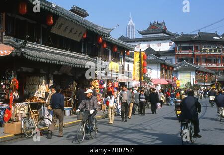 China: Fangbang Lu Straßenszene, Nanshi oder die Altstadt, Shanghai. Shanghai begann sein Leben als Fischerdorf und später als Hafen, in dem Waren über den Yangzi-Fluss transportiert wurden. Ab 1842, nach dem ersten Opiumkrieg, eröffneten die Briten in ‘Shanghai ein „Konzession“, wo Drogenhändler und andere Händler ungestört agieren konnten. Franzosen, Italiener, Deutsche, Amerikaner und Japaner folgten. In den 1920er und 1930er Jahren war Shanghai eine Boom-Stadt und ein internationales Schlagwort für Dissipation. Stockfoto