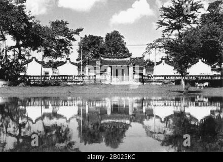 Die Versammlungshalle der chinesischen Chaozhou-Congregation (Triều Châu) wurde ursprünglich 1776 erbaut. Die kleine, aber historische Stadt Hoi An liegt am Fluss Thu Bon 30 km südlich von Danang. Während der Zeit der Herren von Nguyen (1558 - 1707) und sogar unter den ersten Kaisern von Nguyen war Hoi An - damals Faifo genannt - ein wichtiger Hafen, der regelmäßig von der Schifffahrt aus Europa und dem ganzen Osten besucht wurde. Ende des 19. Jahrhunderts hatten sich die Verseierung des Flusses Thu Bon und die Entwicklung des nahen Danang zu einem Rückwasser von Hoi An zusammengeschlossen. Diese Undurchsichtigkeit rettete die Stadt vor Ernst Stockfoto