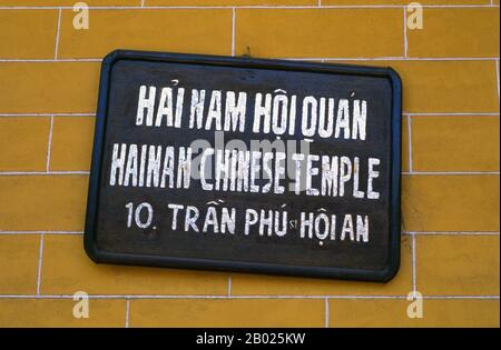 Vietnam: Schild für die Versammlungshalle der Hainan Chinese Congregation (Hainan Chinese Temple), Hoi an. Die kleine, aber historische Stadt Hoi an liegt am Fluss Thu Bon 30 km südlich von Danang. Während der Zeit der Nguyen Lords (1558–1777) und sogar unter den ersten Nguyen-Kaisern war Hoi an – damals bekannt als Faifo – ein wichtiger Hafen, der regelmäßig von Schiffen aus Europa und dem ganzen Osten besucht wurde. Ende des 19. Jahrhunderts hatten sich die Verschlammung des Thu Bon River und die Entwicklung des nahegelegenen Danang zusammengetan, um Hoi an zu einem Nebenwasser zu machen. Stockfoto