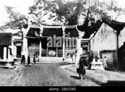 Die kleine, aber historische Stadt Hoi An liegt am Fluss Thu Bon 30 km südlich von Danang. Während der Zeit der Herren von Nguyen (1558 - 1707) und sogar unter den ersten Kaisern von Nguyen war Hoi An - damals Faifo genannt - ein wichtiger Hafen, der regelmäßig von der Schifffahrt aus Europa und dem ganzen Osten besucht wurde. Ende des 19. Jahrhunderts hatten sich die Verseierung des Flusses Thu Bon und die Entwicklung des nahen Danang zu einem Rückwasser von Hoi An zusammengeschlossen. Diese Obskurität rettete die Stadt vor schweren Kämpfen während der Kriege mit Frankreich und den USA, so dass sie zur Zeit der Wiedervereinigung 1975 kam Stockfoto