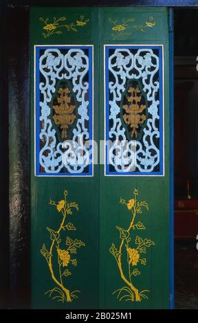 Vietnam: Aufwändige Türen am Hauptschrein in der Versammlungshalle der Hainan Chinese Congregation (Hainan Chinese Temple), Hoi an. Die kleine, aber historische Stadt Hoi an liegt am Fluss Thu Bon 30 km südlich von Danang. Während der Zeit der Nguyen Lords (1558–1777) und sogar unter den ersten Nguyen-Kaisern war Hoi an – damals bekannt als Faifo – ein wichtiger Hafen, der regelmäßig von Schiffen aus Europa und dem ganzen Osten besucht wurde. Ende des 19. Jahrhunderts hatten sich die Verschlammung des Thu Bon River und die Entwicklung des nahegelegenen Danang zusammengetan, um Hoi an zu einem Nebenwasser zu machen. Stockfoto