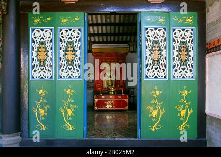 Vietnam: Aufwändige Türen am Hauptschrein in der Versammlungshalle der Hainan Chinese Congregation (Hainan Chinese Temple), Hoi an. Die kleine, aber historische Stadt Hoi an liegt am Fluss Thu Bon 30 km südlich von Danang. Während der Zeit der Nguyen Lords (1558–1777) und sogar unter den ersten Nguyen-Kaisern war Hoi an – damals bekannt als Faifo – ein wichtiger Hafen, der regelmäßig von Schiffen aus Europa und dem ganzen Osten besucht wurde. Ende des 19. Jahrhunderts hatten sich die Verschlammung des Thu Bon River und die Entwicklung des nahegelegenen Danang zusammengetan, um Hoi an zu einem Nebenwasser zu machen. Stockfoto