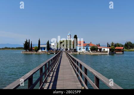 Griechenland, Porto Lagos, Brücke zu Kloster Agios Nikolaos befindet sich auf der Insel im See Vistonida Stockfoto