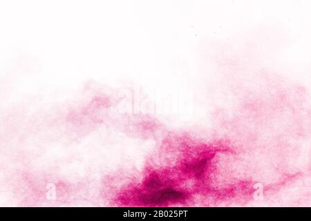 Abstrakte Explosion des tiefrosa Pulvers auf weißem Hintergrund. Frieren Sie die Bewegung von tiefrosa Pulverspritzern ein. Stockfoto