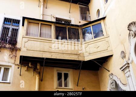 Alter geschlossener, mit Holz überdachter, geschlossener Balkon. Innenhof des Capponi Antonelli Palace. Rom, Italien, Europa. Nahaufnahme. Stockfoto