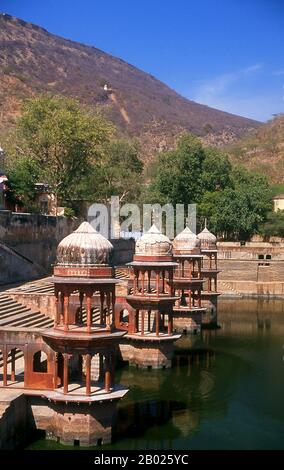 Der Vinay Vilas Mahal (Stadtpalast) wurde im Jahre 173 von Raja Bakhtayar Singh (Maharaja Bakhtawar Singh (r. 170-1.2.1). Das Bala Quila (Alwar Fort) wurde möglicherweise von Nikumbh Rajputs um 928 CE gebaut, wahrscheinlicher gebaut von Hasan Khan Mewati 1492 CE. Später wurde es von Mughals und Jats besetzt. Im Jahre 1775 wurde das Fort von Maharao Raja Pratap Singh, dem Gründer des Fürstenstaates Alwar, erobert. Stockfoto