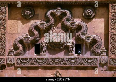 Indien: Dekoration über dem Surya Pol (Surya Gate), einem der vier Haupttore des Jaisalmer Forts, Jaisalmer, Rajasthan. Die Mehrheit der Einwohner von Jaisalmer sind Bhati Rajputen, die ihren Namen von einem Vorfahren namens Bhatti, einem bekannten Krieger, als der Stamm noch in den Punjab lag, ableiten. Kurz darauf wurde der Clan nach Süden getrieben und fand eine Zuflucht in der indischen Wüste, die fortan ihre Heimat war. Deoraj, ein Prinz des Bhati-Clans, gilt als der eigentliche Gründer der Jaisalmer-Dynastie. 1156 gründete Rawal Jaisal, der sechste in Folge aus Deoraj, das Fort und die Stadt Stockfoto