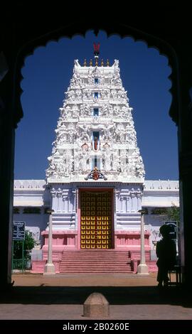 Indien: Eintritt zum Rangji-Tempel (Rangji, einer Inkarnation von Lord Vishnu, gewidmet), Pushkar, Rajasthan. Pushkar ist eine der ältesten Städte Indiens. Das Datum seiner eigentlichen Gründung ist nicht bekannt, aber die Legende assoziiert Lord Brahma mit seiner Schöpfung. Nach Angaben des Rajputana Gazetteer wurde Pushkar bis vor etwa 700 Jahren von Chechi Gurjars (Gujjars) festgehalten. Später wurden einige Schreine von Kanphati Jogis besetzt. In einigen Pushkars Tempeln gibt es noch Priester aus der Gujar-Gemeinde. Sie sind als Bhopas bekannt. Der Salbei Parasara soll in Puschkar geboren worden sein. Stockfoto